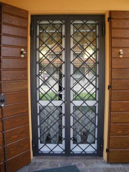 Inferriate per porte finestre roma grate di sicurezza roma Tipi di inferriate per finestre